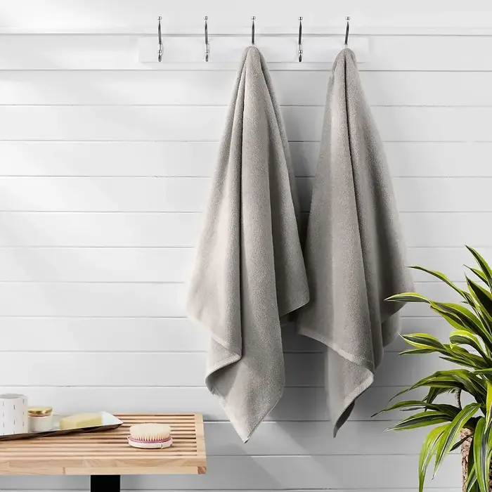 Amazon Basics Quick-Dry Bath Towel